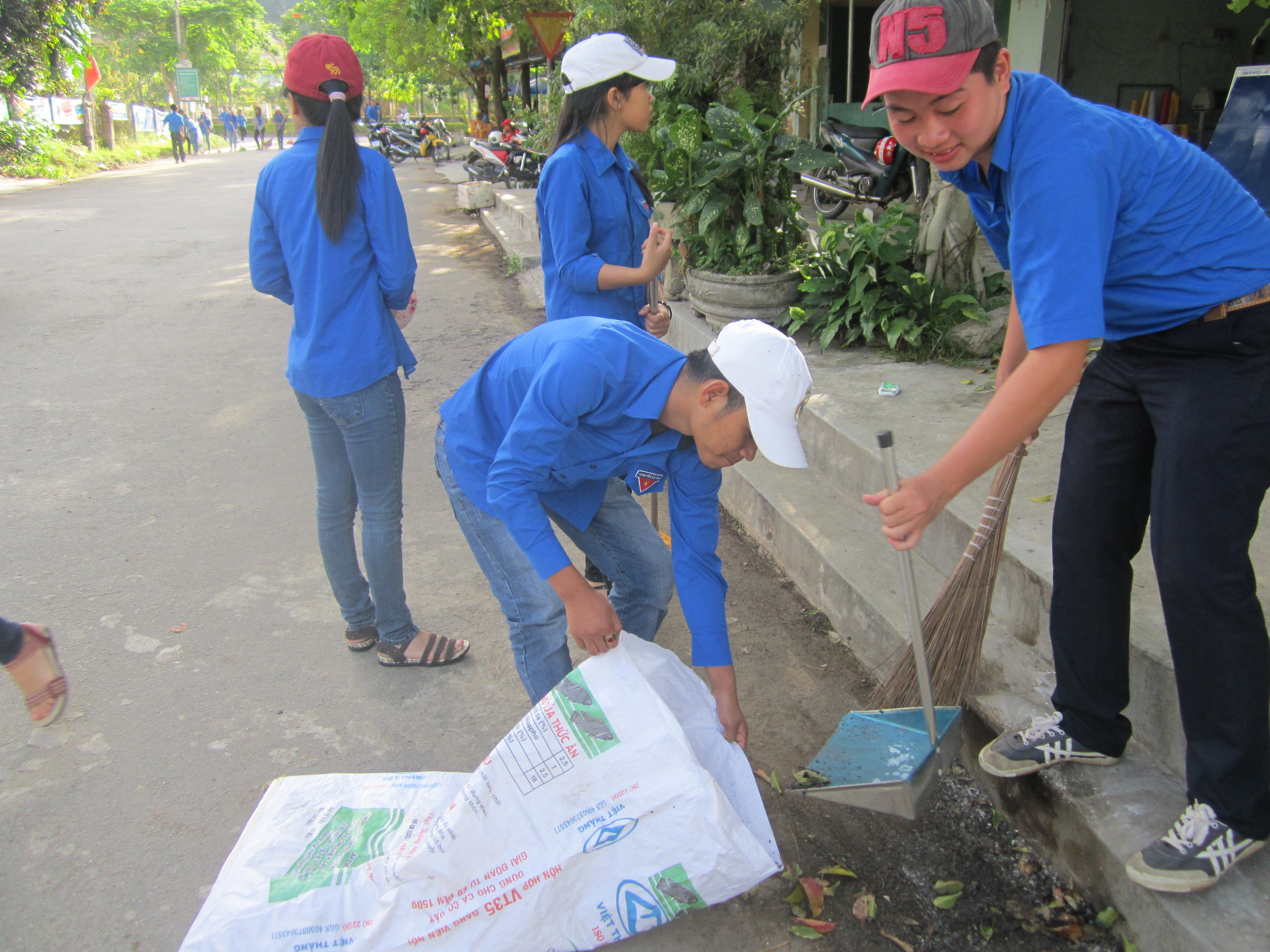 ĐVTN thu gom rác thải